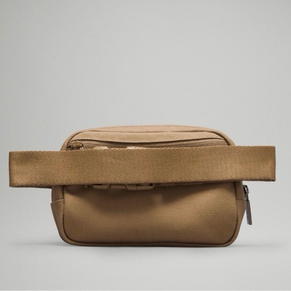 Lululemon Everywhere Belt Bag Crossbody Bag Canvas Artifact Brown NWT - Picture 3 of 7